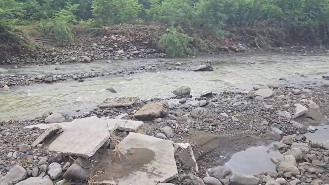 Samsun'da sağanak yağış nedeniyle yol çöktü 4